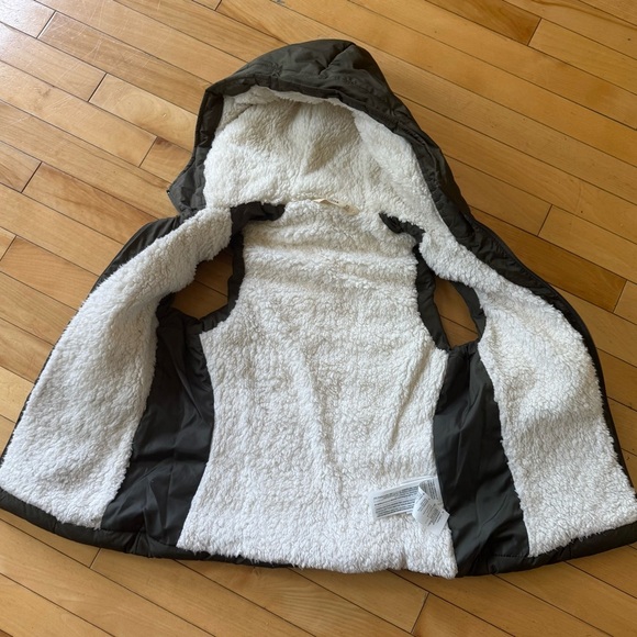Hollister Vest with hood - Picture 3 of 4